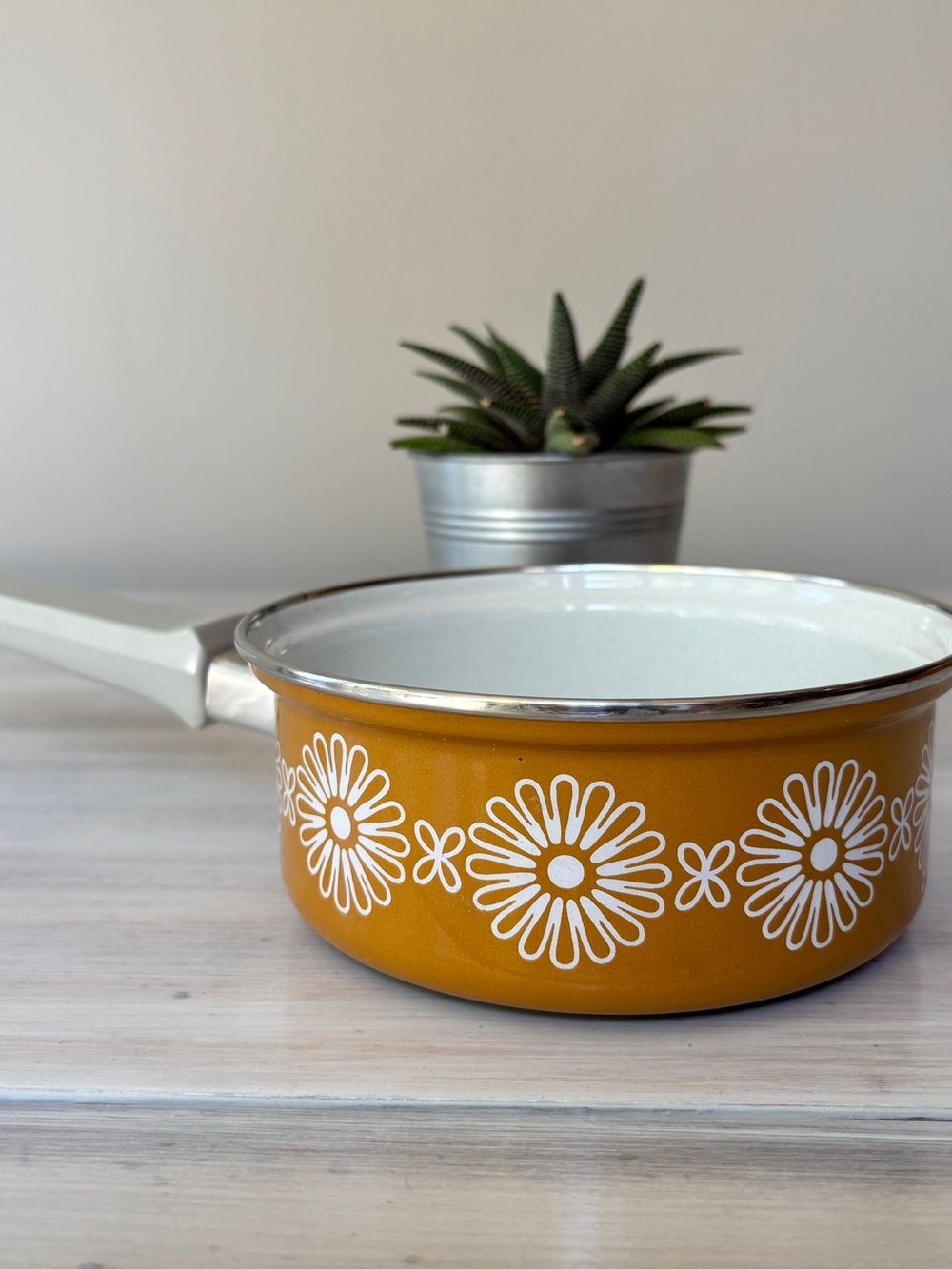 Vintage Mustard‑Yellow Floral Saucepan/Pot. NEW ❤️